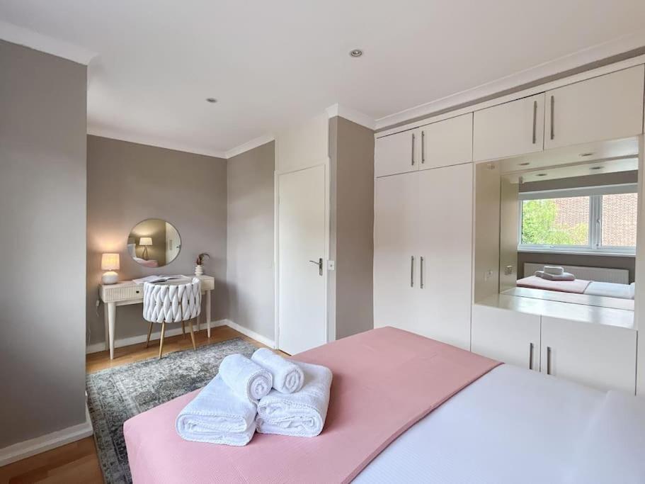 Large 6 Bedroom Retreat In Holland Park London
