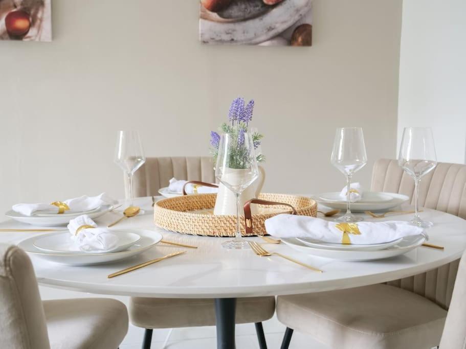 Large 6 Bedroom Retreat In Holland Park Holiday home