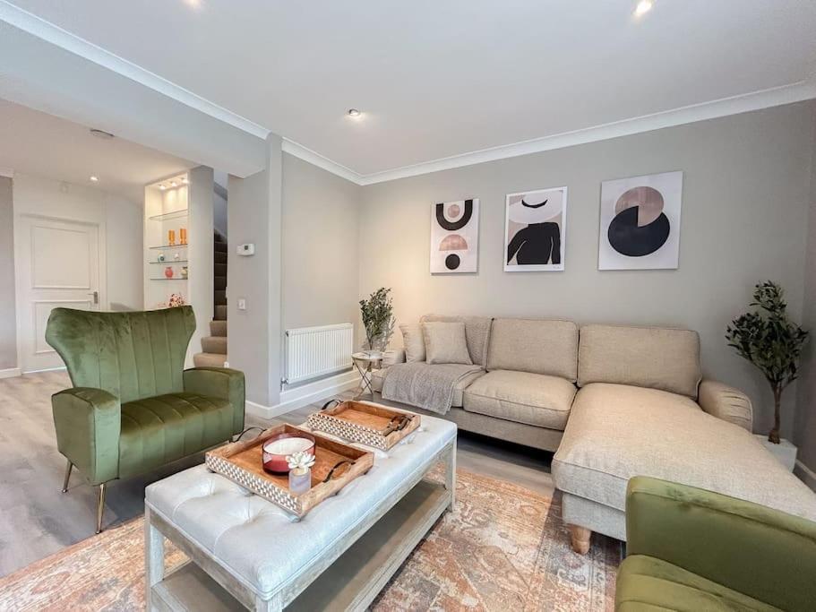Large 6 Bedroom Retreat In Holland Park *