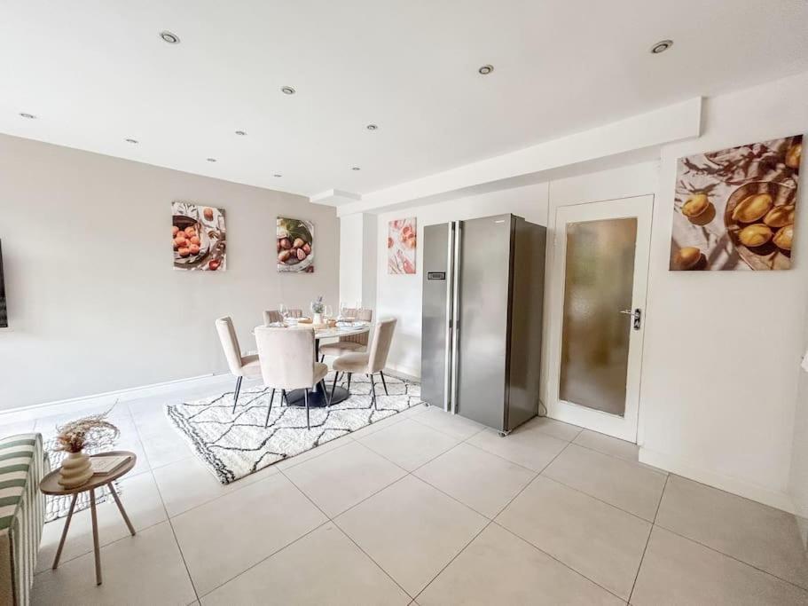 Large 6 Bedroom Retreat In Holland Park London