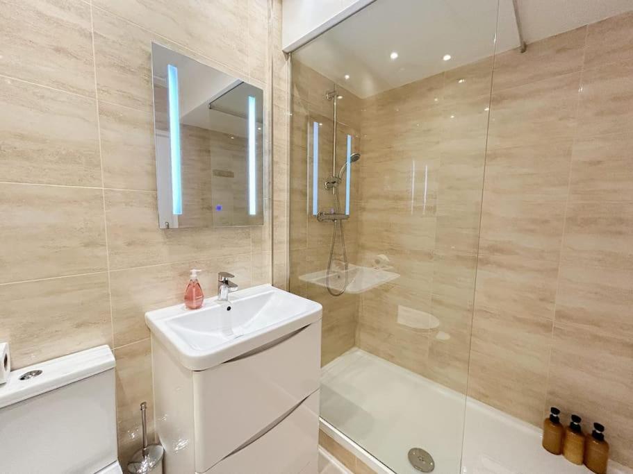 Large 6 Bedroom Retreat In Holland Park * London