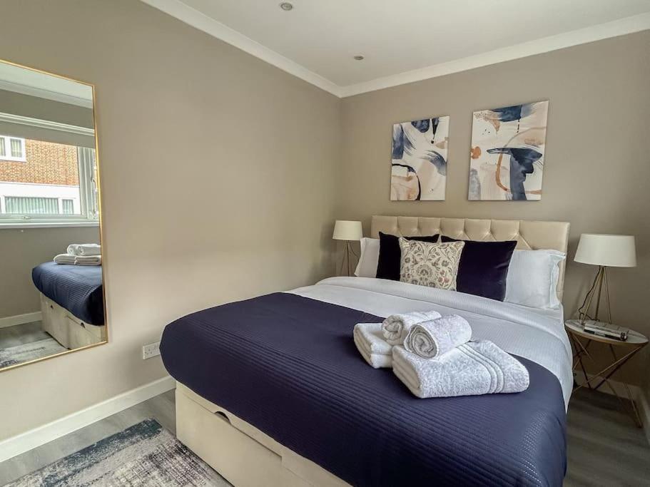 Large 6 Bedroom Retreat In Holland Park