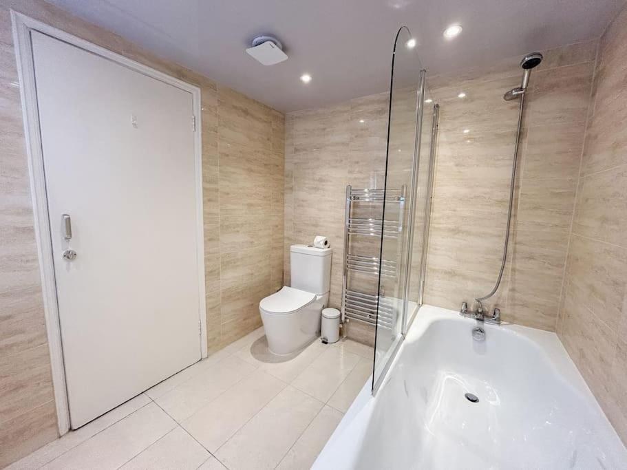 Large 6 Bedroom Retreat In Holland Park *