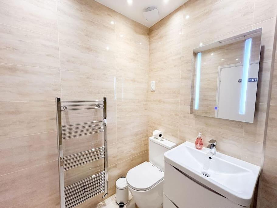 Large 6 Bedroom Retreat In Holland Park * London