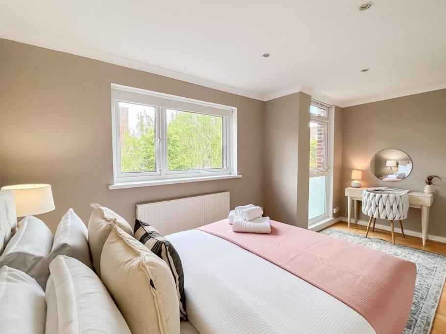 Large 6 Bedroom Retreat In Holland Park