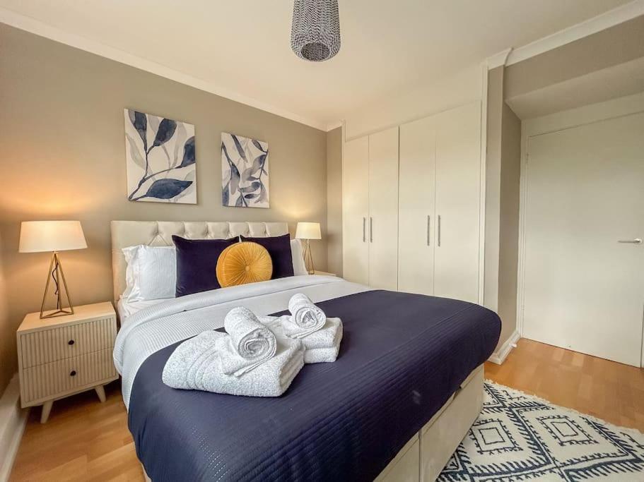 Large 6 Bedroom Retreat In Holland Park Holiday home