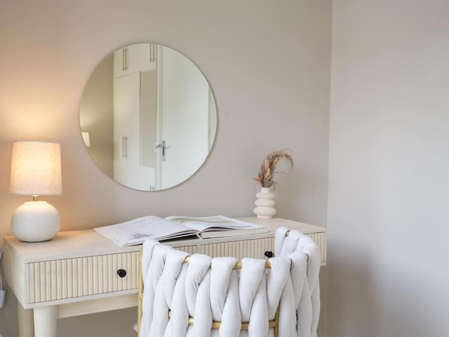 Large 6 Bedroom Retreat In Holland Park Holiday home *