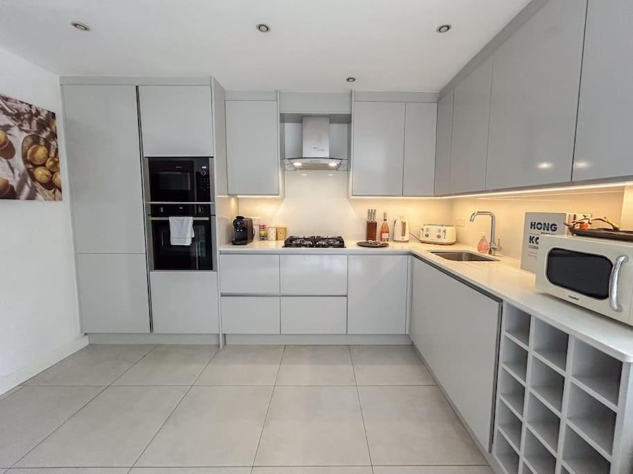 Large 6 Bedroom Retreat In Holland Park Holiday home London