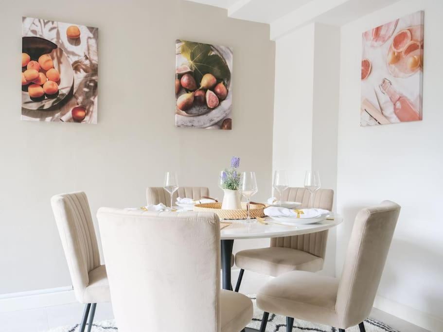 Large 6 Bedroom Retreat In Holland Park London
