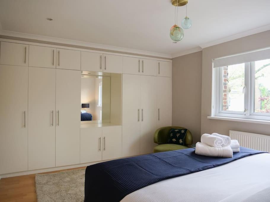 Large 6 Bedroom Retreat In Holland Park * London