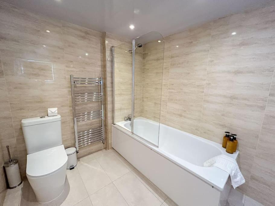 Large 6 Bedroom Retreat In Holland Park