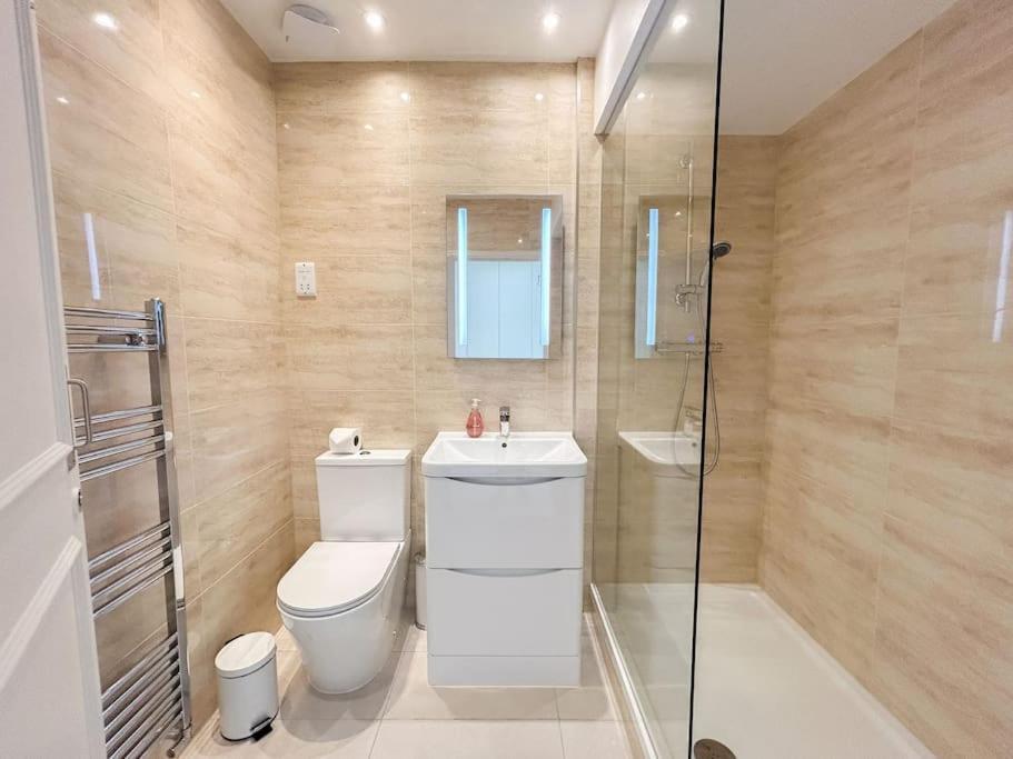 Large 6 Bedroom Retreat In Holland Park Holiday home