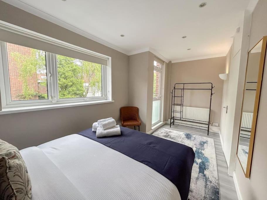 Large 6 Bedroom Retreat In Holland Park Holiday home London