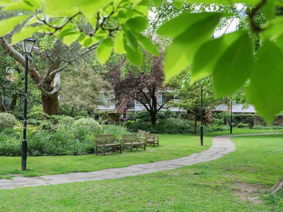 Large 6 Bedroom Retreat In Holland Park *