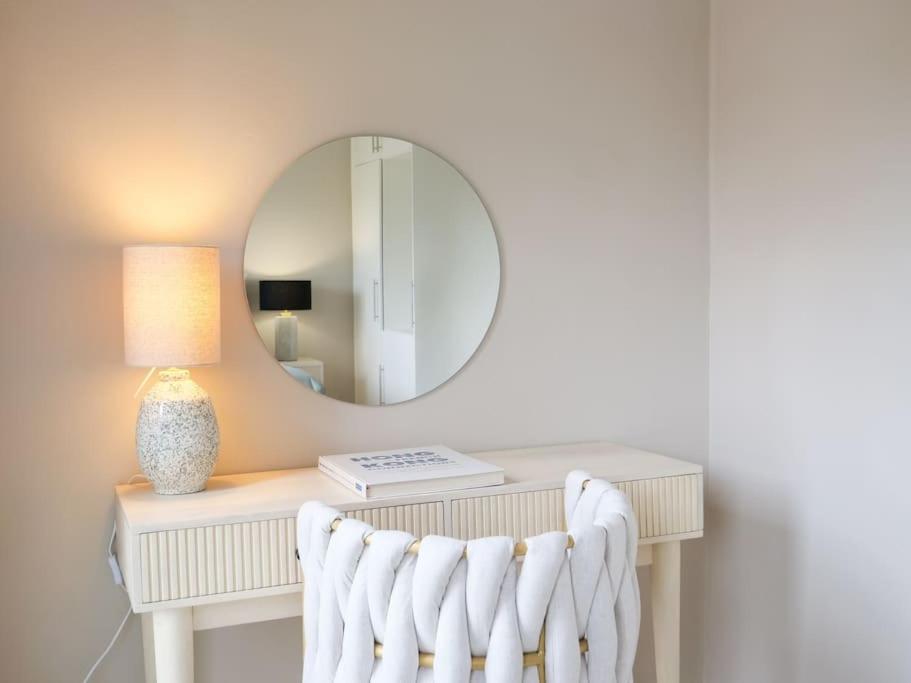 Large 6 Bedroom Retreat In Holland Park
