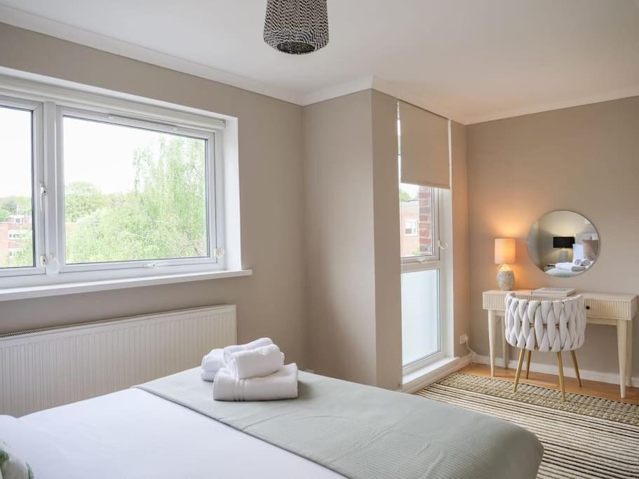 Large 6 Bedroom Retreat In Holland Park Holiday home