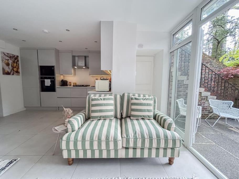 Large 6 Bedroom Retreat In Holland Park Holiday home London