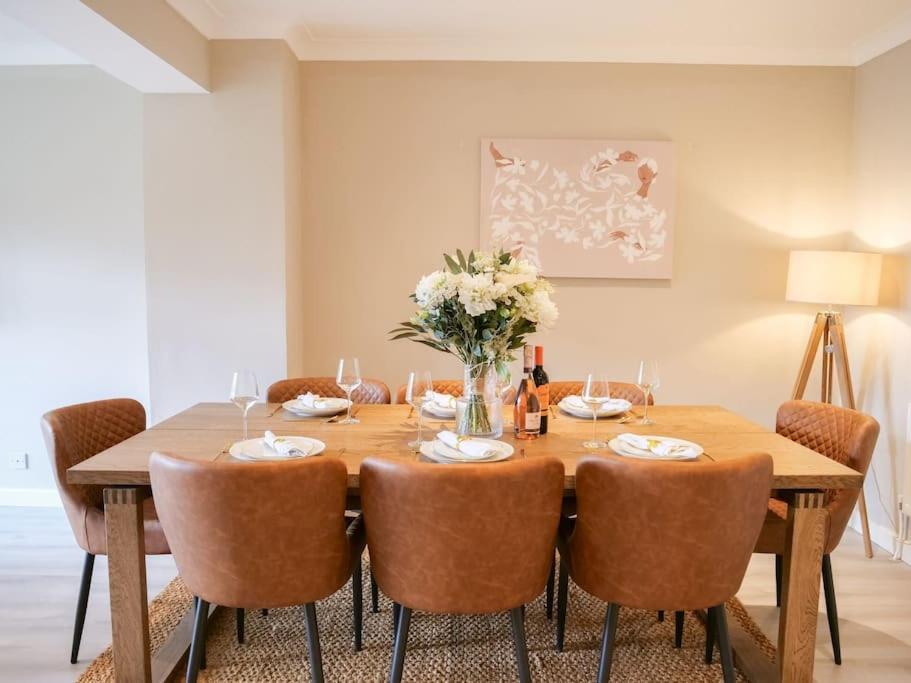 Large 6 Bedroom Retreat In Holland Park *