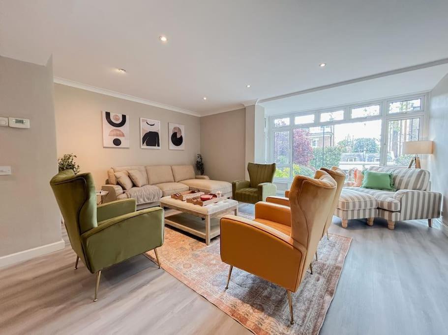 Large 6 Bedroom Retreat In Holland Park London