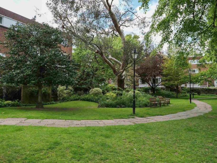 Large 6 Bedroom Retreat In Holland Park * London