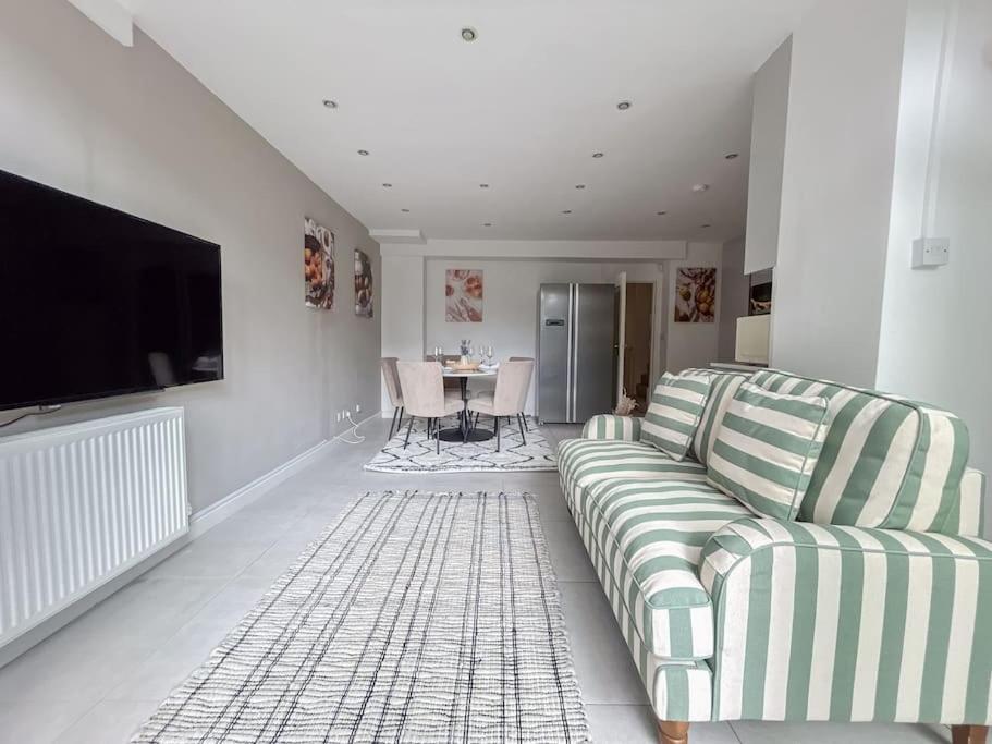 Large 6 Bedroom Retreat In Holland Park Holiday home London
