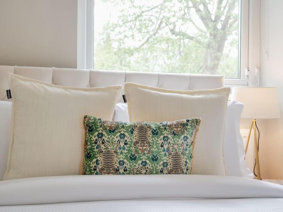 Large 6 Bedroom Retreat In Holland Park *