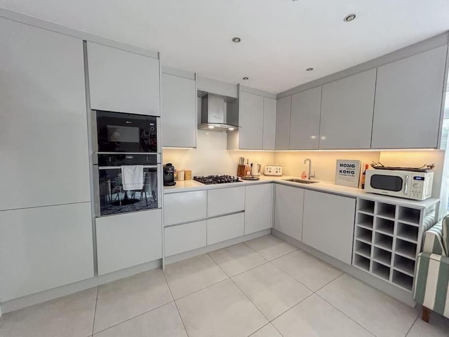 Large 6 Bedroom Retreat In Holland Park Holiday home