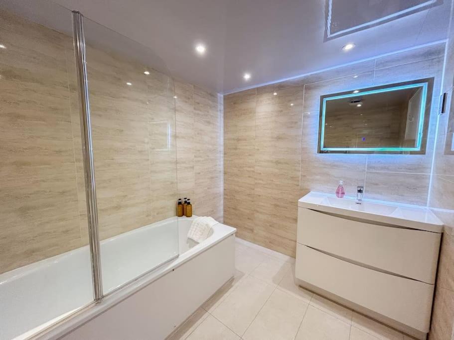 Holiday home Large 6 Bedroom Retreat In Holland Park *