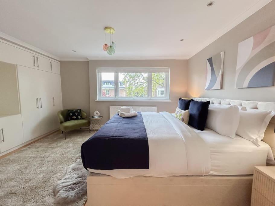 Large 6 Bedroom Retreat In Holland Park *