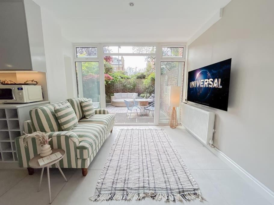 Large 6 Bedroom Retreat In Holland Park London