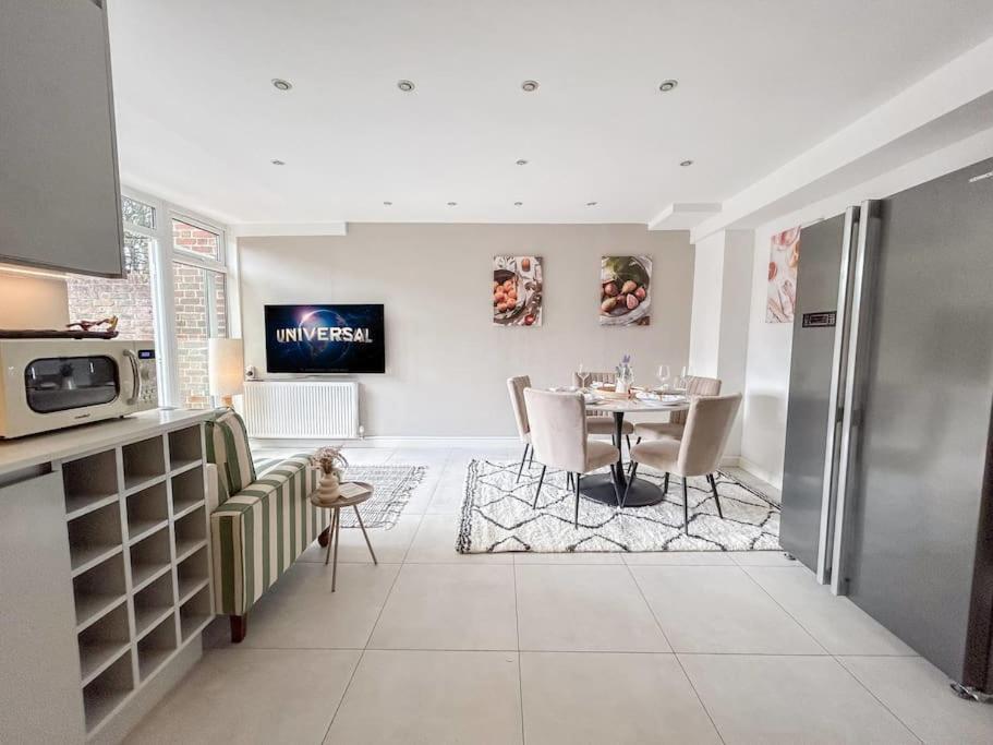 Large 6 Bedroom Retreat In Holland Park Holiday home *