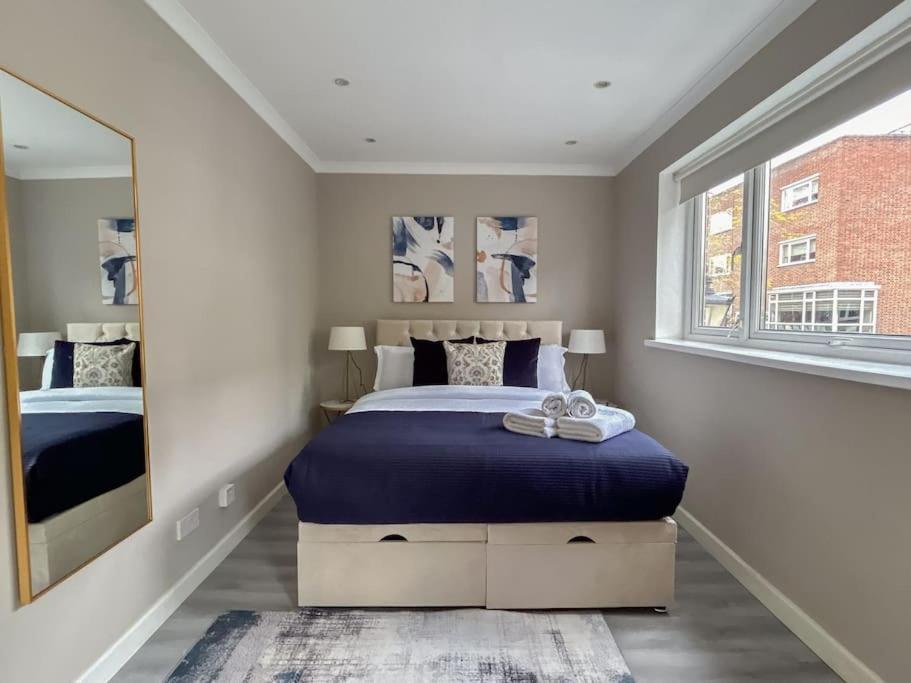 Large 6 Bedroom Retreat In Holland Park *
