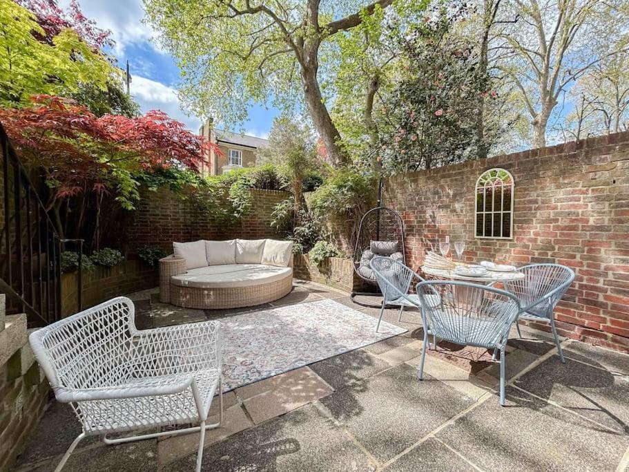 Large 6 Bedroom Retreat In Holland Park