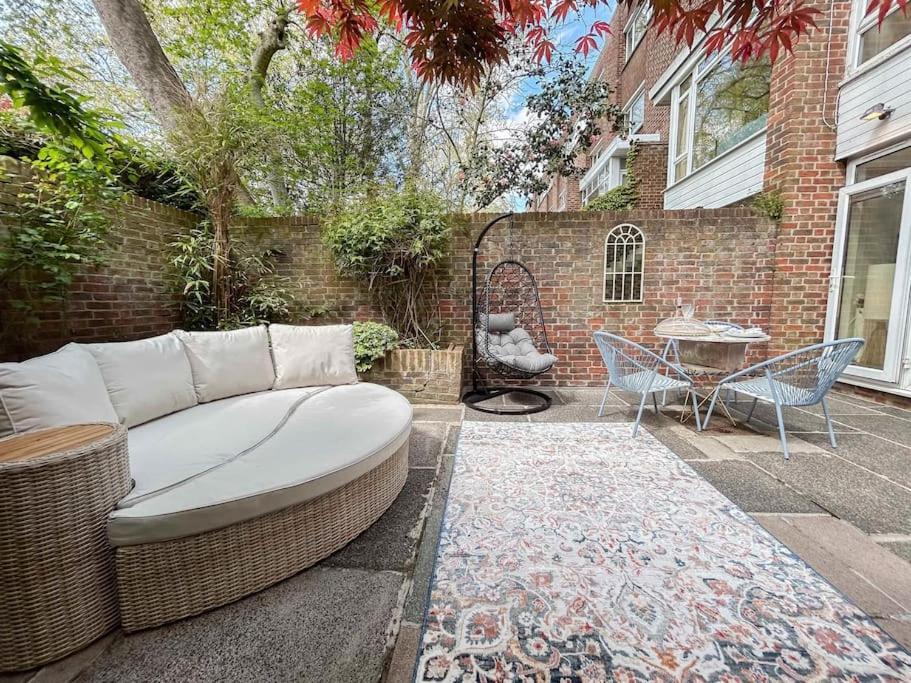 Large 6 Bedroom Retreat In Holland Park * London